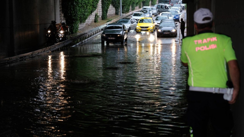 Konya'da cadde, sokak ve alt geçitler suyla doldu - Resim: 1