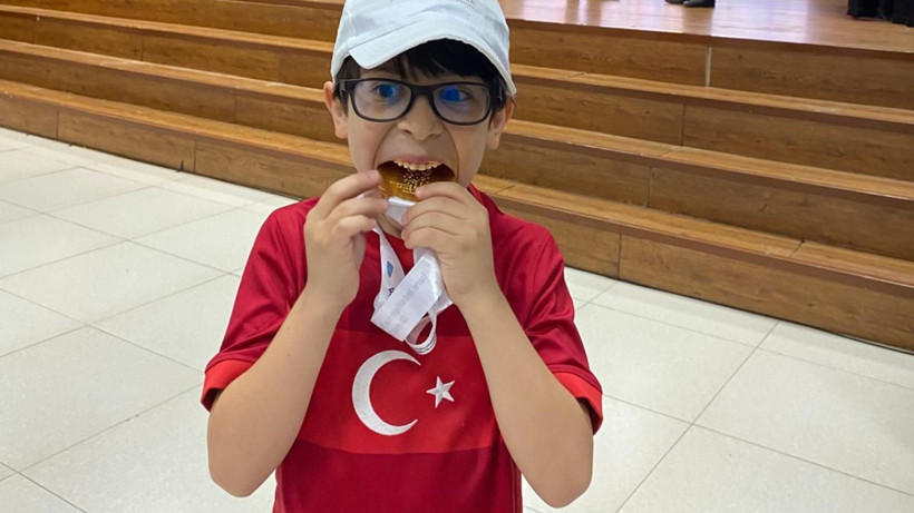 6 yaşındaki Tuna, matematikte dünya şampiyonu oldu - Resim : 1