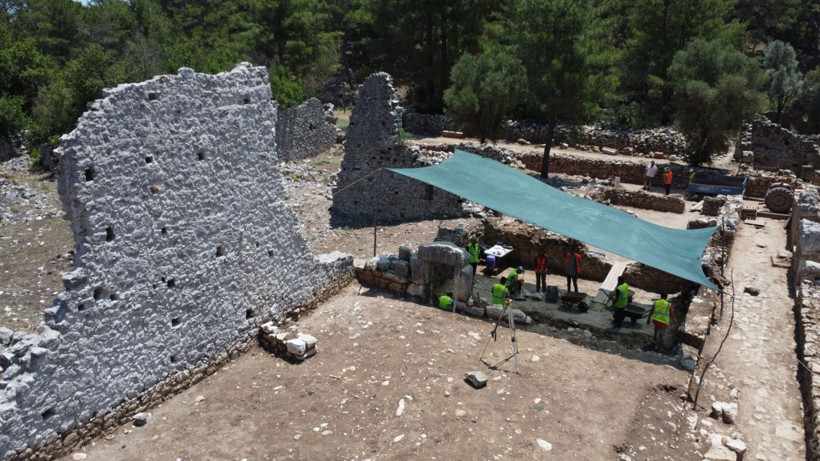 Olympos Antik Kenti'nde tarihe ışık tutan mozaikler bulundu - Resim: 31