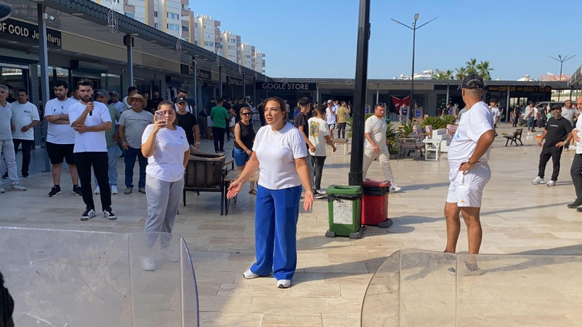 Antalya'da kaçak yapıların yıkımında arbede - Resim: 2