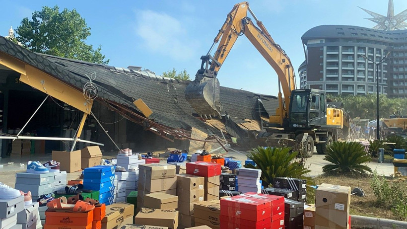 Antalya'da kaçak yapıların yıkımında arbede - Resim: 3