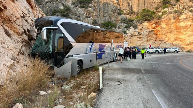 Yolcu otobüsü kontrolden çıktı: Çok sayıda yaralı var - Resim: 2