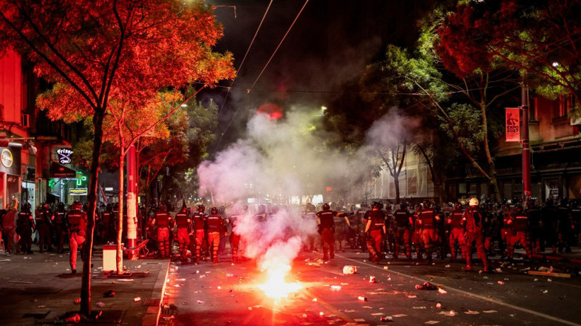 Sırbistan'da binlerce kişi sokağa döküldü, polisle çatıştı - Resim: 7