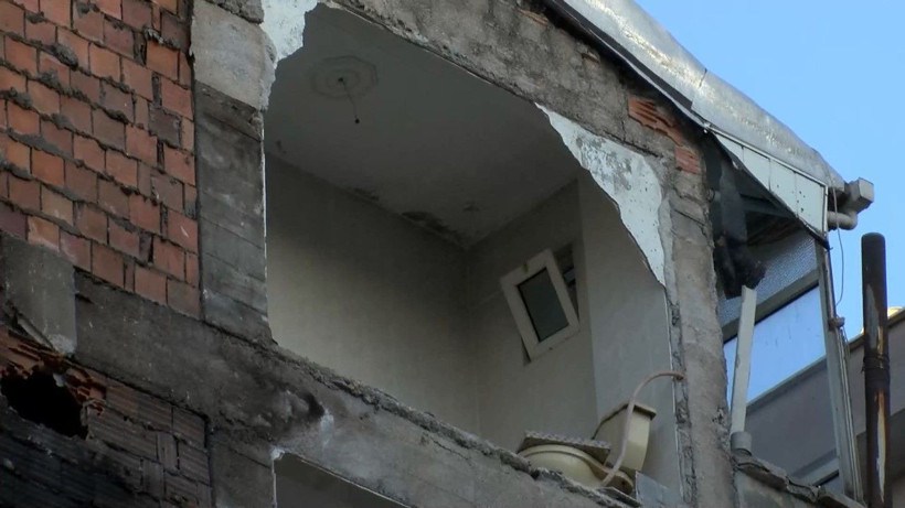 Yıkım çalışması sırasında Orhan Yaylacıkoral'ın evi zarar gördü - Resim: 1