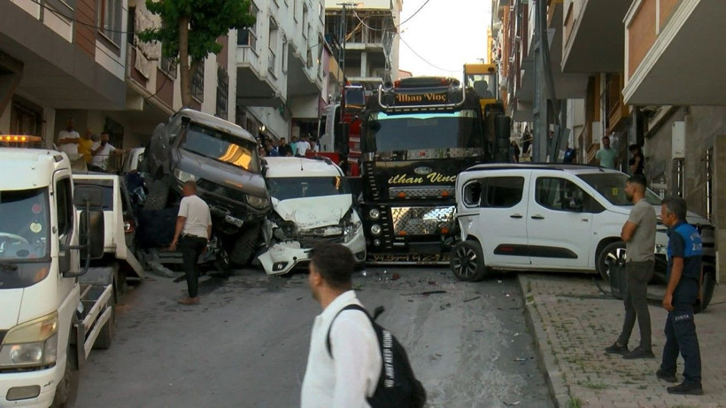 İstanbul'da kaza: Park halindeki 23 araca çarptı - Resim: 6