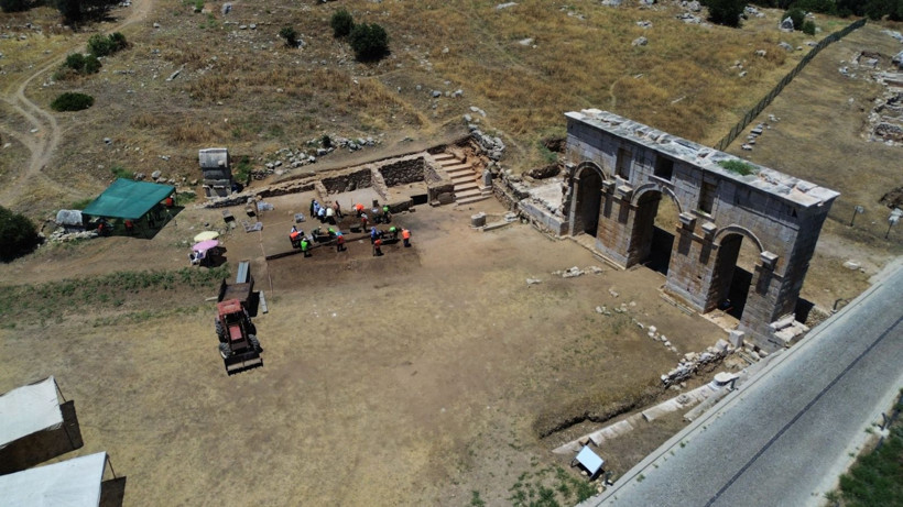 Patara'nın simgesi kent kapısı çevresindeki stoa ve dükkanlar gün yüzüne çıkarılıyor - Resim: 3
