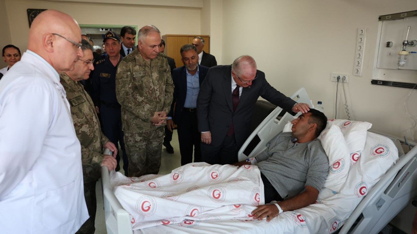 Bakan Güler, zehirlenen askerleri ziyaret etti - Resim: 1