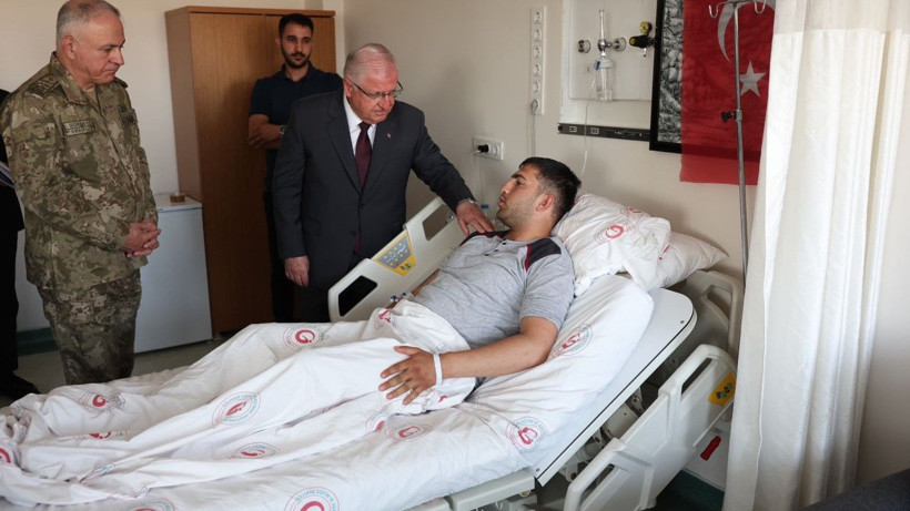Bakan Güler, zehirlenen askerleri ziyaret etti - Resim: 2