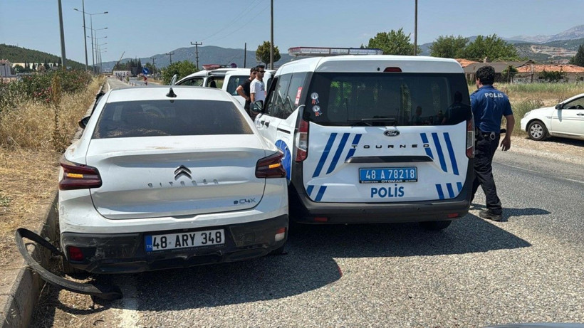 ‘Dur’ ihtarından kaçarken 4 polis aracına çarptı, ateş edilerek durduruldu - Resim: 5