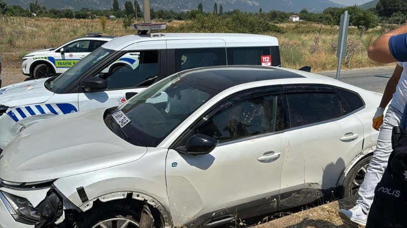 ‘Dur’ ihtarından kaçarken 4 polis aracına çarptı, ateş edilerek durduruldu - Resim: 6