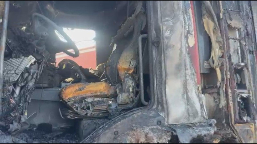 Silivri'de yangına müdahale sırasında itfaiye aracı yandı - Resim: 1