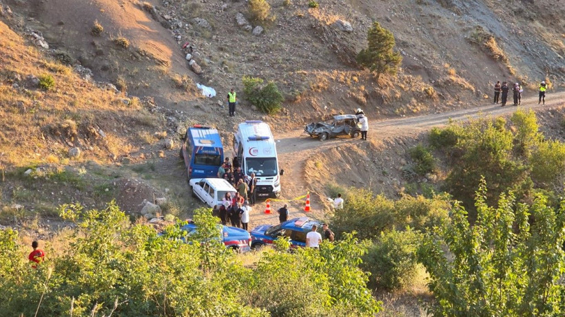 Uçuruma yuvarlandılar: 1 ölü, 7 yaralı - Resim: 2