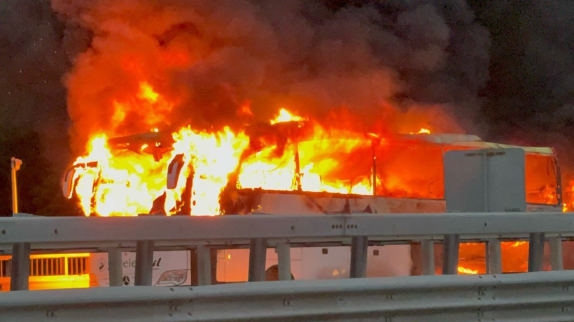 Yolcu otobüsü yandı, İstanbul yolu kapalı kaldı - Resim: 1