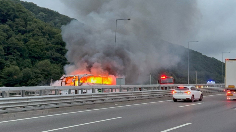 Yolcu otobüsü yandı, İstanbul yolu kapalı kaldı - Resim: 2