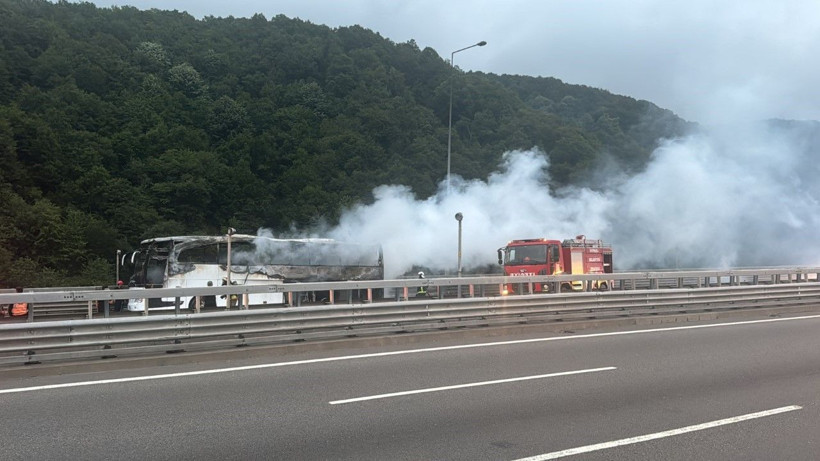 Yolcu otobüsü yandı, İstanbul yolu kapalı kaldı - Resim: 3