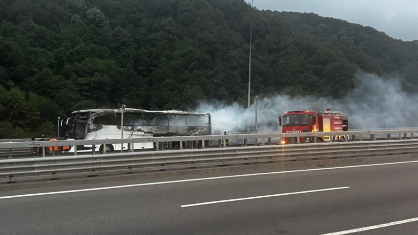 Yolcu otobüsü yandı, İstanbul yolu kapalı kaldı - Resim: 4