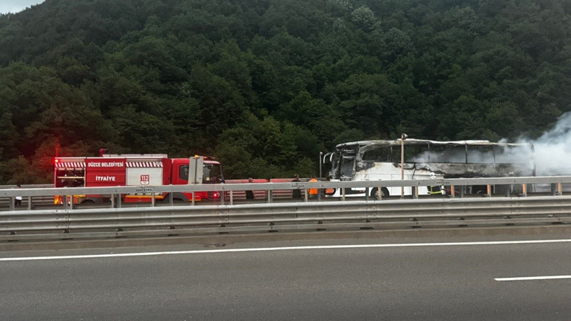 Yolcu otobüsü yandı, İstanbul yolu kapalı kaldı - Resim: 5