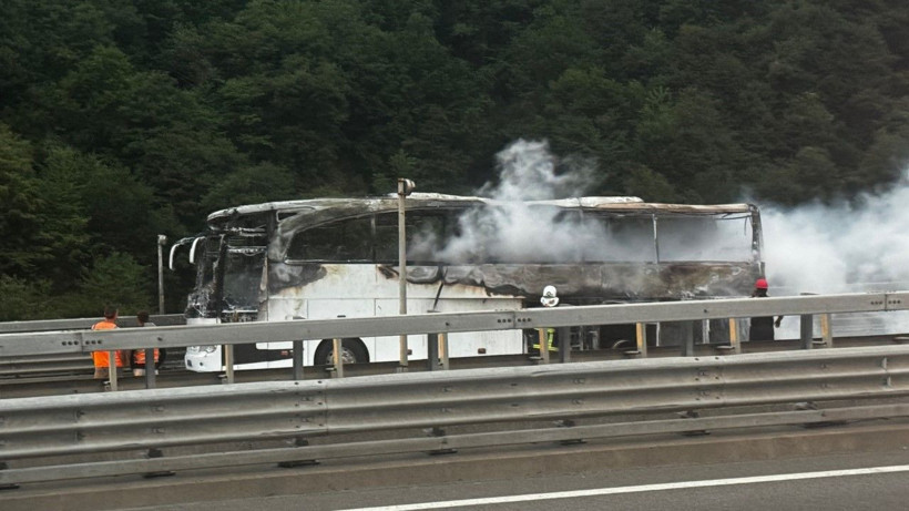Yolcu otobüsü yandı, İstanbul yolu kapalı kaldı - Resim: 6
