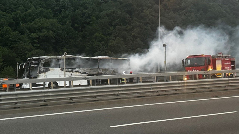 Yolcu otobüsü yandı, İstanbul yolu kapalı kaldı - Resim: 7
