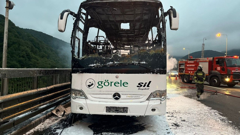 Yolcu otobüsü yandı, İstanbul yolu kapalı kaldı - Resim: 8