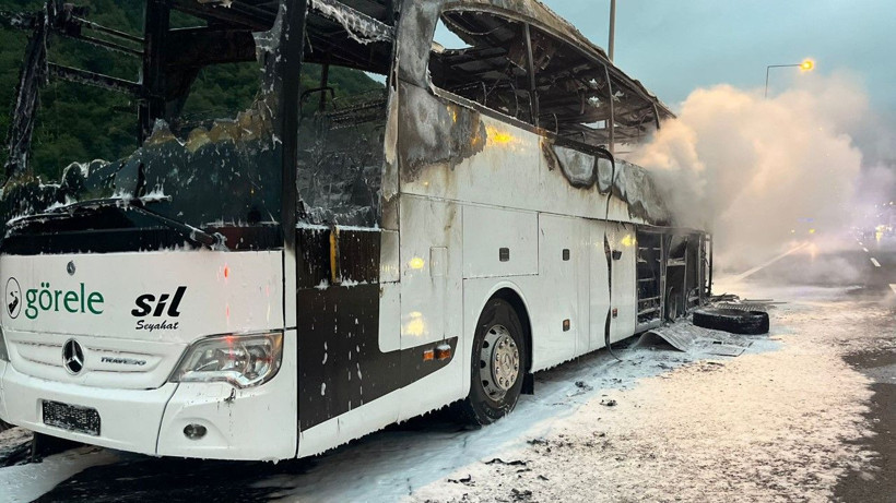 Yolcu otobüsü yandı, İstanbul yolu kapalı kaldı - Resim: 9