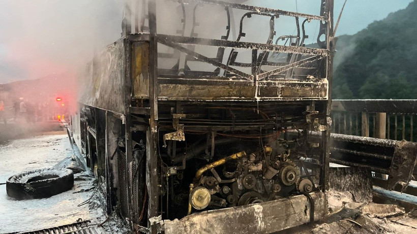 Yolcu otobüsü yandı, İstanbul yolu kapalı kaldı - Resim: 12