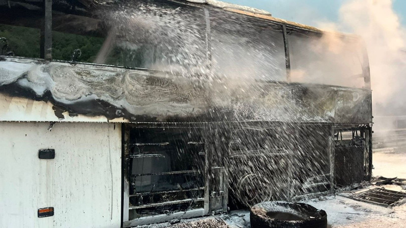 Yolcu otobüsü yandı, İstanbul yolu kapalı kaldı - Resim: 13