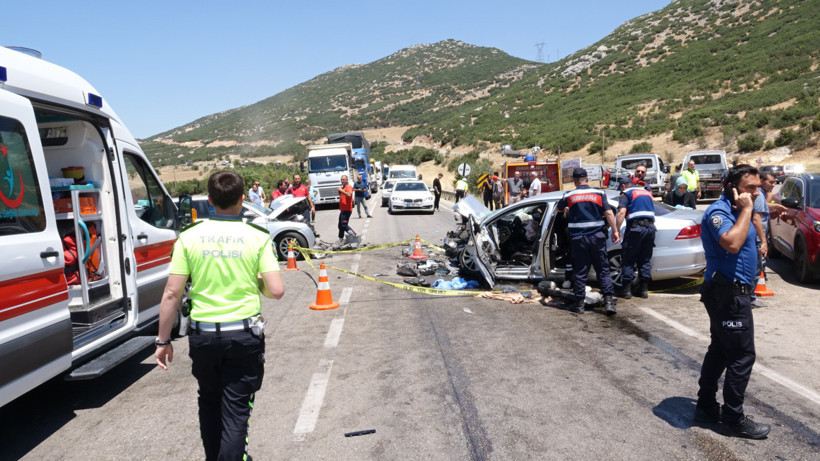 İki araç çarpıştı: 1 ölü, 9 yaralı - Resim : 1