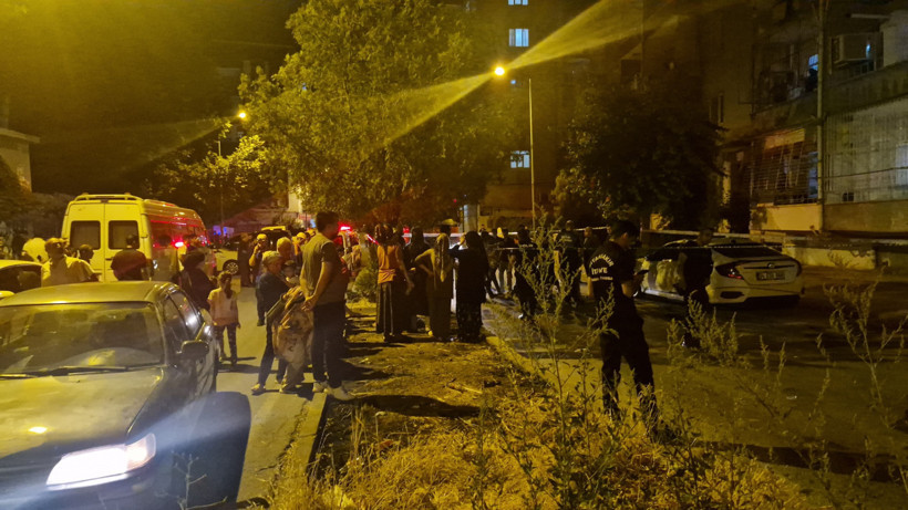 'Apartman sallandı' ihbarı üzerine 5 katlı bina boşaltıldı - Resim : 1