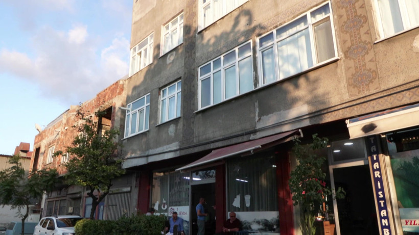 Komşuların kavgası müşterilere patladı: Biriktirdiği çöpleri üzerlerine attı - Resim : 1