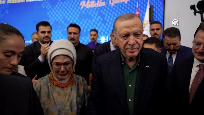 Erdoğan kürsüden indi, Emine Erdoğan hıçkıra hıçkıra ağladı - Resim: 5
