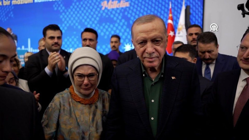 Erdoğan kürsüden indi, Emine Erdoğan hıçkıra hıçkıra ağladı - Resim: 1