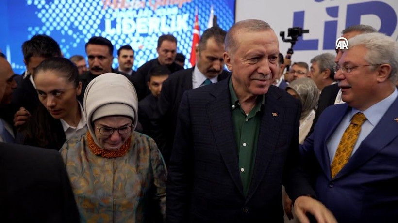 Erdoğan kürsüden indi, Emine Erdoğan hıçkıra hıçkıra ağladı - Resim: 6