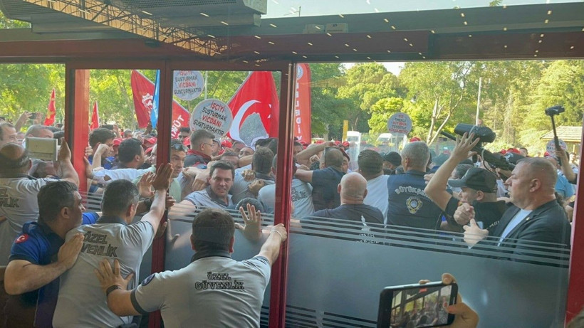 İzmir Büyükşehir Belediye Meclisi'nin önünde arbede - Resim: 1