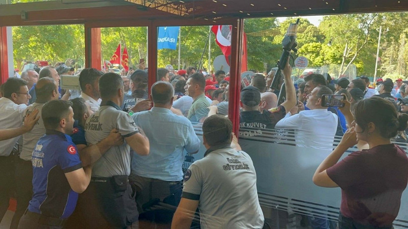 İzmir Büyükşehir Belediye Meclisi'nin önünde arbede - Resim: 3
