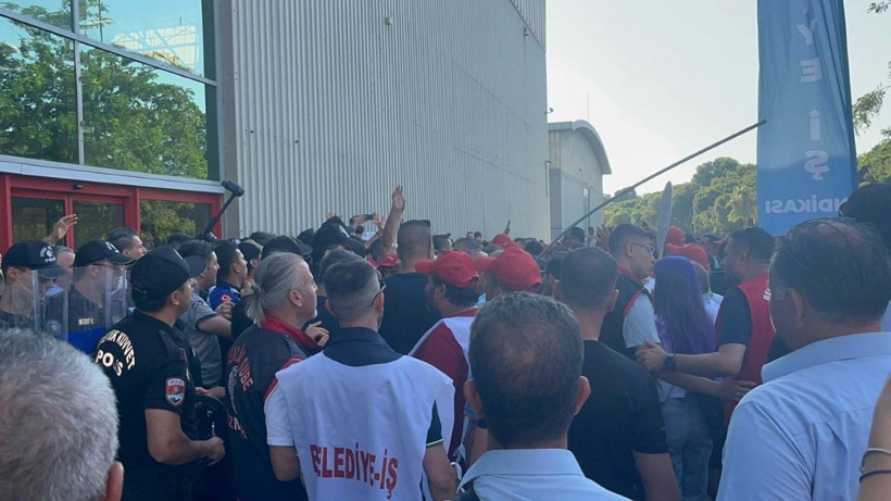 İzmir Büyükşehir Belediye Meclisi'nin önünde arbede - Resim: 4