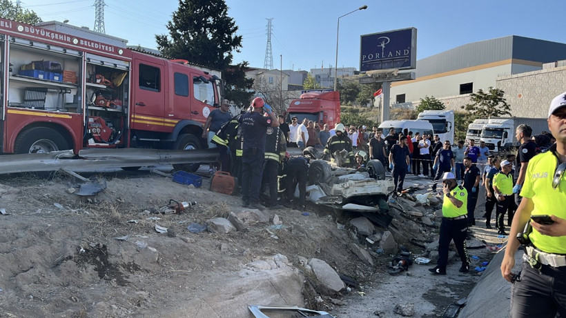 Kocaeli’de iki otomobil ve TIR çarpıştı: 5 ölü, 1 yaralı - Resim : 2