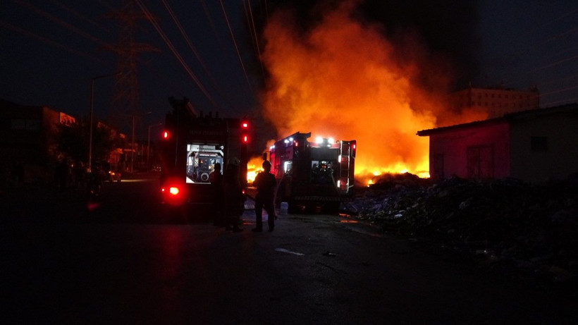 İzmir'de büyük yangın: Alevler geceyi aydınlattı - Resim: 9