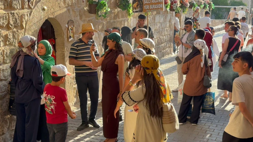 40 derecenin üstündeki sıcağa rağmen turistler akın etti - Resim: 12