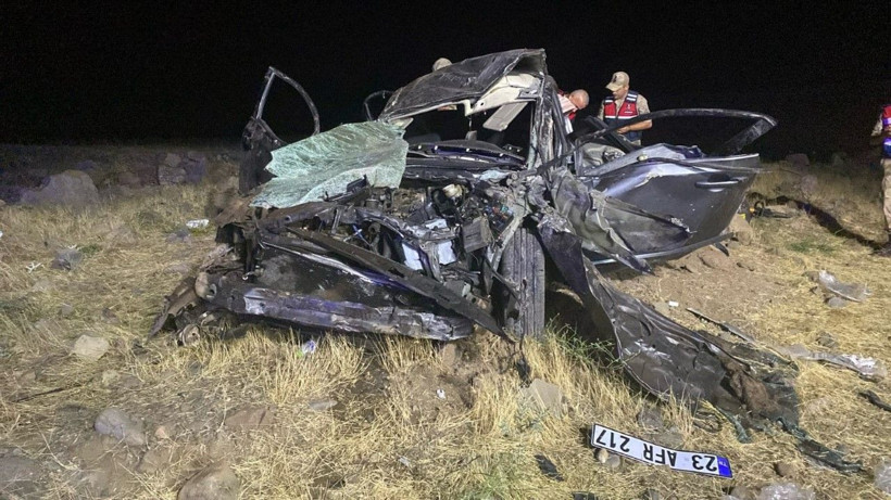 Otomobil yol kenarına devrildi: Ölü ve yaralılar var - Resim: 1