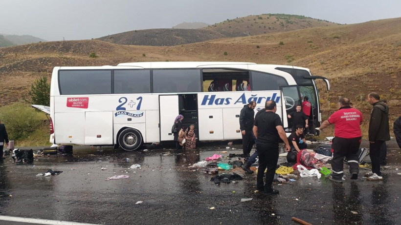 Otobüs, dağ yamacına çarptı: Ölü ve yaralılar var - Resim: 1
