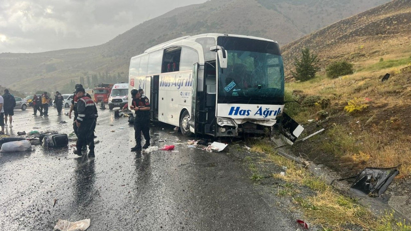 Otobüs, dağ yamacına çarptı: Ölü ve yaralılar var - Resim: 5