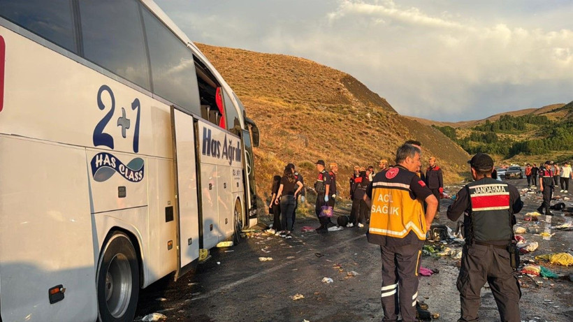 Otobüs, dağ yamacına çarptı: Ölü ve yaralılar var - Resim: 9
