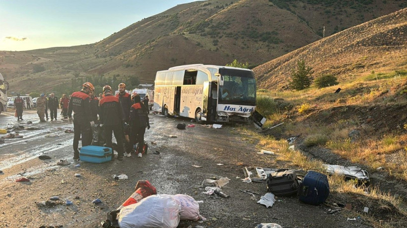 Otobüs, dağ yamacına çarptı: Ölü ve yaralılar var - Resim: 10