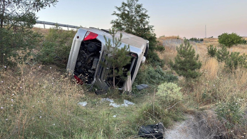 Yolcu otobüsü devrildi: Çok sayıda yaralı var - Resim: 1