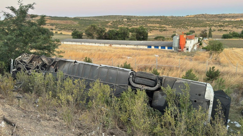 Yolcu otobüsü devrildi: Çok sayıda yaralı var - Resim: 3