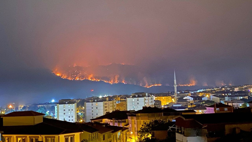 Sakarya'da başlayan yangın, Bilecik'te ilçe merkezine ilerliyor - Resim: 1