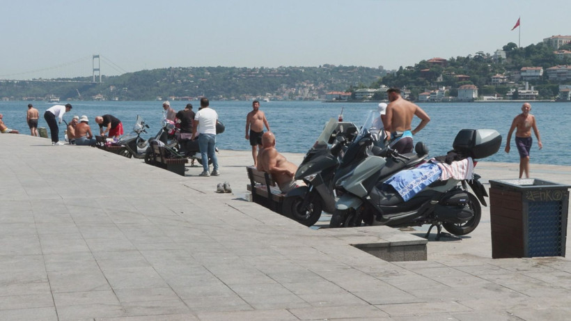 İstanbul'da sıcak havadan kaçanlar boğaza atladı - Resim: 2