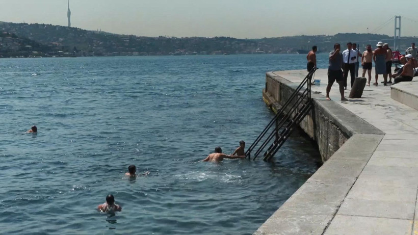 İstanbul'da sıcak havadan kaçanlar boğaza atladı - Resim: 4