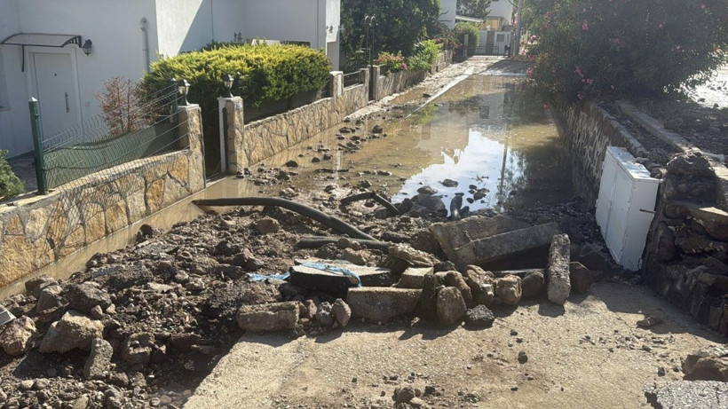 Bodrum’da su isale hattı patladı, yol trafiğe kapandı - Resim: 6